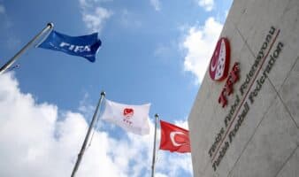 Investigan a futbolistas por apuestas de árbitros en Turquía