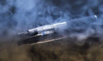 Aumenta uso de cigarrillos electrónicos entre adolescentes: OMS