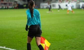 Vetan de por vida a aficionado por cometarios sexistas contra árbitra