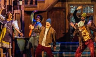 Un  momento de teatro |  Qué regaló de función: una comedia sobre el desastre que vuelve el caos un deleite