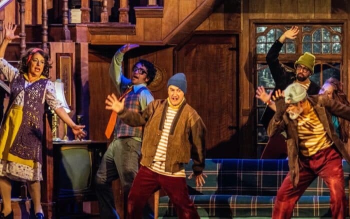 Un  momento de teatro |  Qué regaló de función: una comedia sobre el desastre que vuelve el caos un deleite