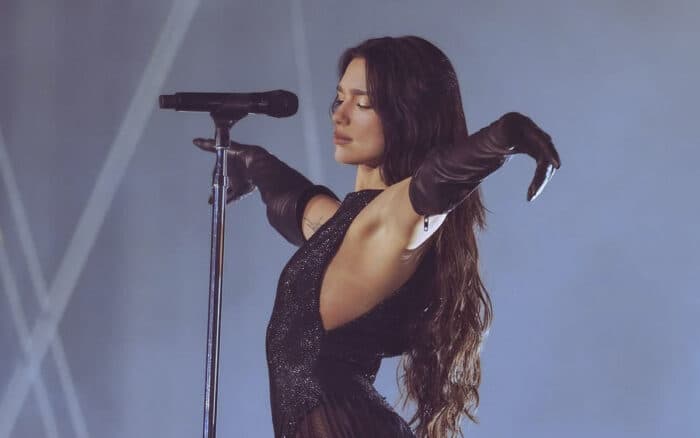Dua Lipa emociona al público mexicano y canta 'Bésame mucho' en el Estadio GNP