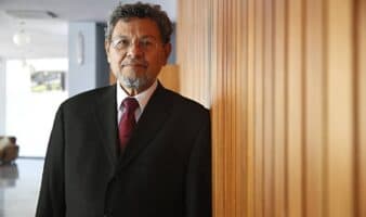 Élmer Mendoza obtiene el IX Premio "Jorge Ibargüengoitia" de Literatura