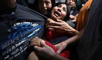 World Press Photo 2026 | Carol Guzy gana la Foto del Año con una imagen de una familia separada por ICE