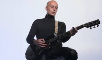 “Interpretar una canción es como entrar a una obra de teatro o película de tres minutos”: Javier Corcobado