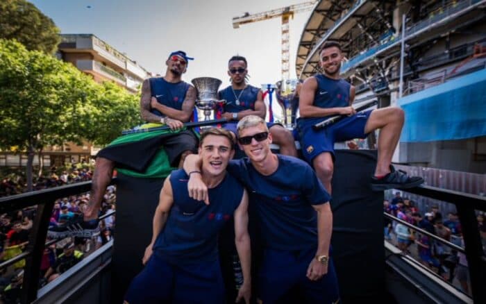 Barcelona celebra el título liguero con miles de aficionados en la Ciudad Condal | Video y Fotogalería