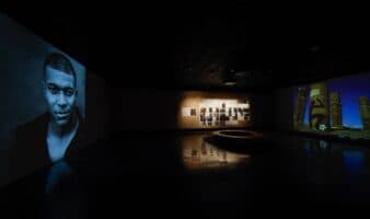 La fotógrafa Annie Leibovitz lleva a los astros del futbol al Museo de Antropología