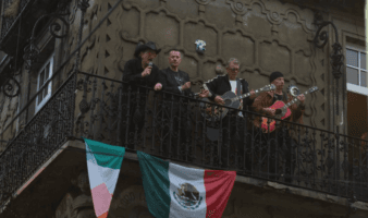 U2 estrena 'Streets of Dreams' con un guiño a México