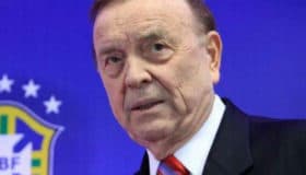 Dan cuatro años de cárcel a exdirigente del futbol brasileño por corrupción (Video)