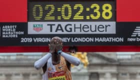 Impone Eliud Kipchoge segunda mejor marca mundial en el Maratón de Londres | Video