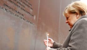 "No hay ningún muro ni tan alto ni tan ancho como para no ser derribado”: Merkel | Video