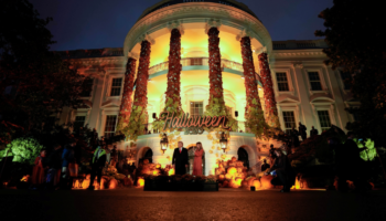 Pese a pandemia, Melania y Trump reciben a niños para celebrar Halloween | Fotos y video