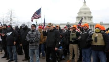 Hallan manuales para fabricar bombas en casa de 'proud boy' que asaltó Capitolio: fiscales