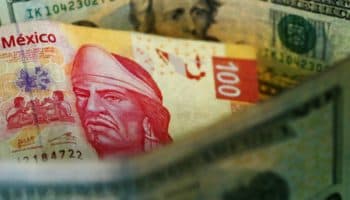 Peso mexicano corta su racha ganadora y cae ante el dólar