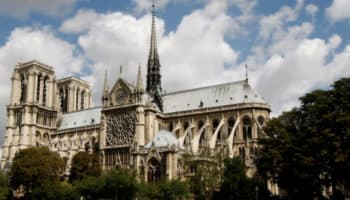 Cierran temporalmente plaza de la catedral de Notre Dame por alto nivel de plomo