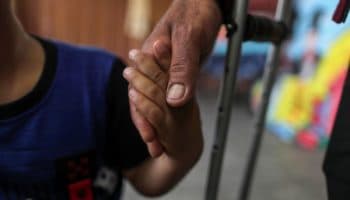 Niños de Gaza llevan su nombre escrito en la mano por si mueren bajo las bombas