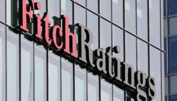 Fitch mantiene calificación de México, pero ve riesgos por reforma judicial y elección en EU