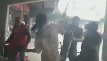 Comerciantes de la CDMX se enfrentan a palazos con miembros de la comunidad LGBT+ | Videos