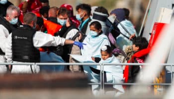 Reino Unido amenaza con enviar barcos de inmigrantes de vuelta a Francia