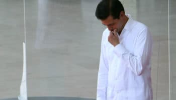 Peña Nieto dice en libro que empresarios y políticos intentaron derrocarlo