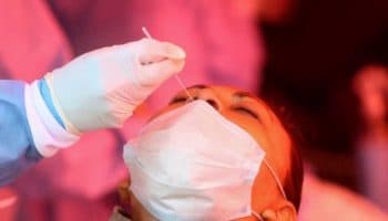 Ómicron, tan transmisible como el sarampión: UNAM