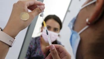 Las vacunas contra la gripa y el sarampión podrían ayudar a aplanar la curva de la Covid-19, según estudio