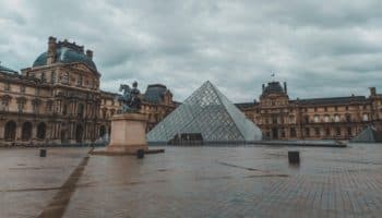 Acusan al expresidente del Museo Louvre de presunto tráfico de antigüedades