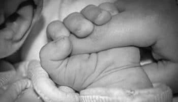 Realizan cesárea sin luz en hospital de Mexicali; recién nacido sufrió cortadura en su oreja | Video