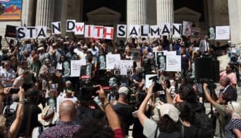 Escritores muestran su apoyo a Rushdie en las calles de Nueva York | Video