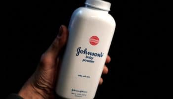 Johnson & Johnson retira del mercado mundial su polvo de talco