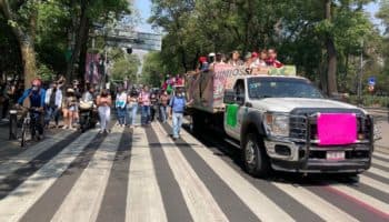 Familiares de niños con cáncer protestan por desabasto de medicamentos