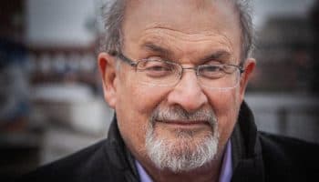 El escritor Salman Rushdie mantiene mejoría