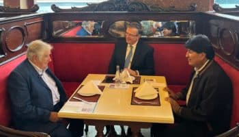 Con mariachi tocando 'México lindo y querido', recibe Ebrard a Evo Morales y José Mujica | Videos