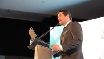 En reunión ultraderechista, Eduardo Verástegui acusa a AMLO de querer concentrar el poder