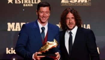Otorga Carles Puyol a Robert Lewandoski la Bota de Oro 2021-2022 | Video