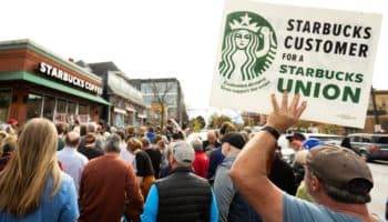 Trabajadores de Starbucks hacen huelga de un día en más de 100 tiendas de EU