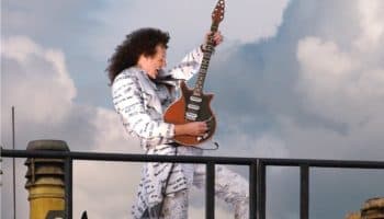 Brian May, guitarrista de la legendaria banda Queen, recibe el título de caballero