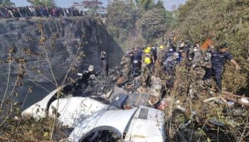 Confirman 68 muertos tras estrellarse avión en Nepal