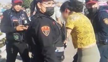 Policías evitan que mujer salte desde puente vehicular en Iztacalco