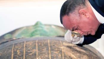 El 'importante' sarcófago verde y más piezas arqueológicas son devueltas a Egipto