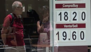 Peso mexicano supera los 18 por dólar; encabeza pérdidas en la región