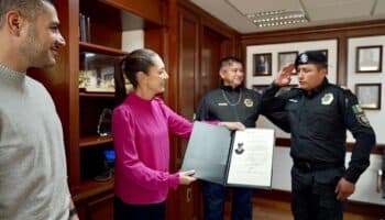 Ascienden a policías que detuvieron a hombre que mató a otro y se atrincheró en Iztapalapa | Videos