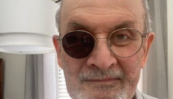 Muestra Salman Rushdie foto tras ataque por el que perdió ojo