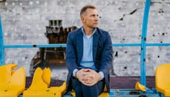 Andriy Shevchenko ayuda a reconstruir un estadio destruido en Ucrania