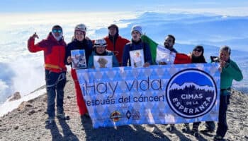 Sobrevivientes de cáncer en México escalan montañas para dar esperanza
