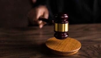 FGR rechaza nueva jurisprudencia: amparo puede suspender detención por delitos graves