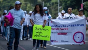 AMLO dice que hay medicamentos; convocan a marchas por desabasto