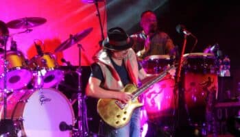 Selena, Los Tigres del Norte, Santana… ellos son 'Los blindados del norte' (Reseña)