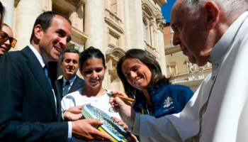 La "Pala de la Solidaridad" del Papa: Una raqueta para ayudar a 500 familias