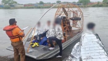 Rescatan a migrante con 9 meses de embarazo y 3 niños en Río Bravo